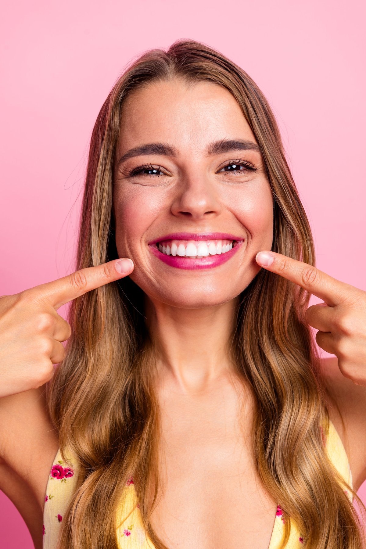 Mujer feliz con sonrisa perfecta